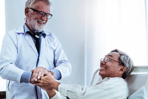 Médecin Mature Parlant Examinant Santé Patient Âgé Dans Salle Hôpital — Photo