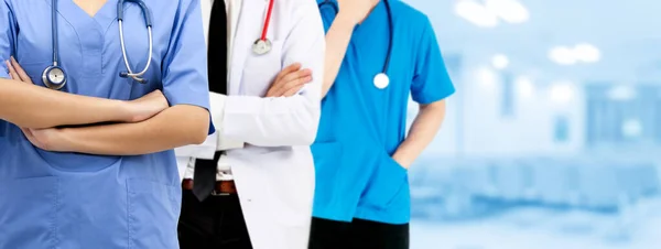 Médico que trabalha no hospital com outros médicos . — Fotografia de Stock