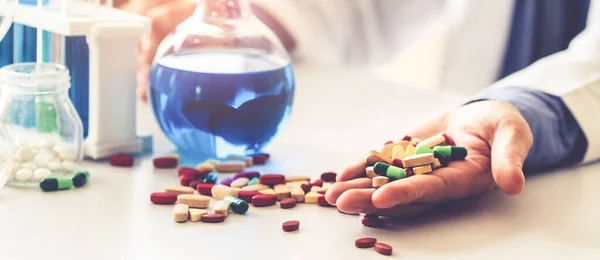 Pastillas de medicamentos y tabletas en el laboratorio de investigación . — Foto de Stock