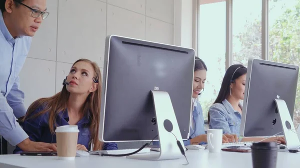 Customer Support Agent oder Call Center mit Headset — Stockfoto