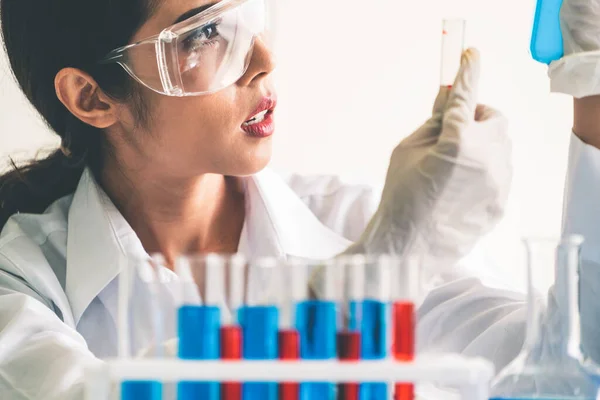 Scientist working in biochemistry laboratory. — Stock Photo, Image
