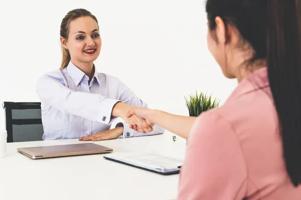 Zwei junge Unternehmerinnen treffen sich zum Interview. — Stockfoto