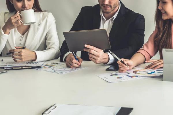 Homme d'affaires et femmes d'affaires travaillant dans le bureau. — Photo