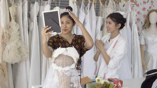 Future bride customer talking with wedding store shopkeeper — Stock Photo, Image