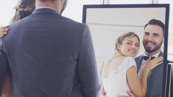 Novia y novio en la ceremonia de preparación de vestido de novia . — Foto de Stock