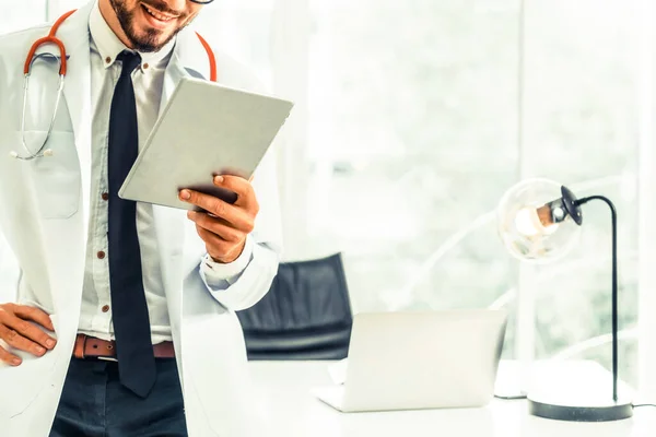 Arzt arbeitet im Krankenhaus am Tablet-Computer. — Stockfoto