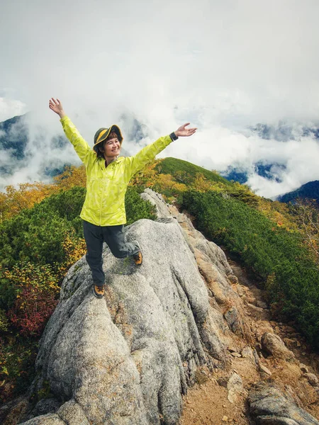 Wandelaar doen trekking activiteit op de berg in Japan. — Stockfoto