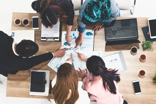 Gente de negocios en reunión de grupo en la oficina. — Foto de Stock