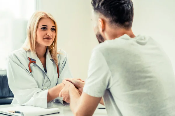 Mulher Médica e Paciente Masculino no Escritório do Hospital — Fotografia de Stock