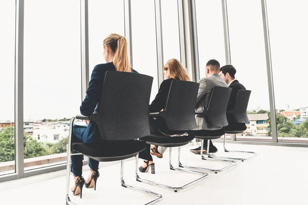 Geschäftsfrauen und Geschäftsleute warten auf Vorstellungsgespräch. — Stockfoto