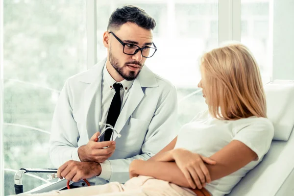 Médico y paciente femenino en el consultorio del hospital — Foto de Stock