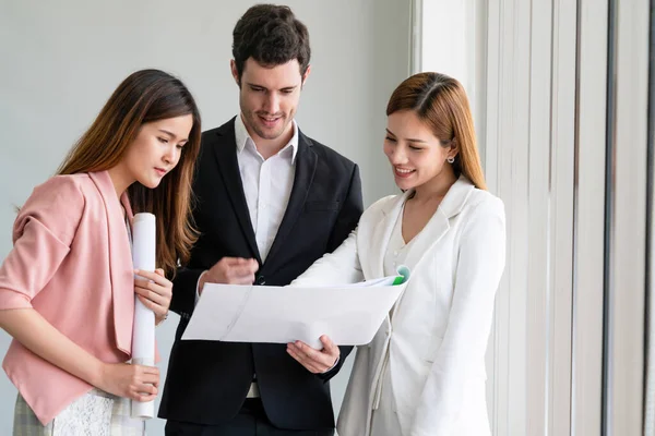 Businessman and businesswomen working in office. — Stock Photo, Image