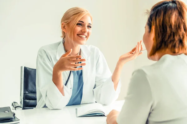 Femme médecin et patiente au bureau de l'hôpital — Photo