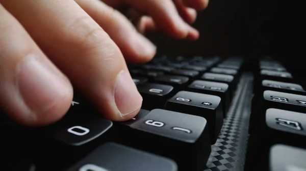 Κοντινό-up μαλακό-Focus δάχτυλο πληκτρολόγηση στο πληκτρολόγιο. — Φωτογραφία Αρχείου