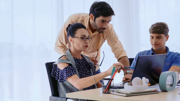 Reunión de grupo de gente de negocios creativa oficina. — Foto de Stock