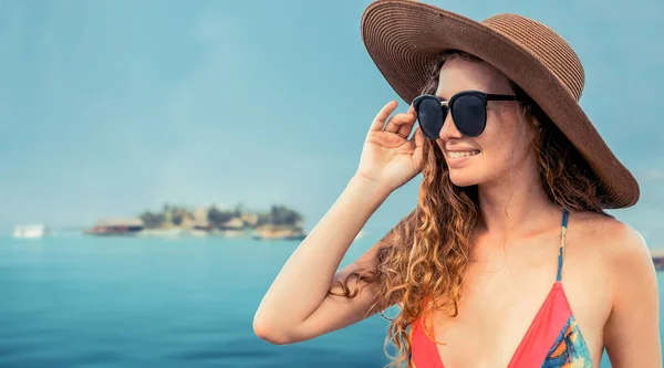 Gelukkige jonge vrouw op het strand in zomer vakantie. — Stockfoto