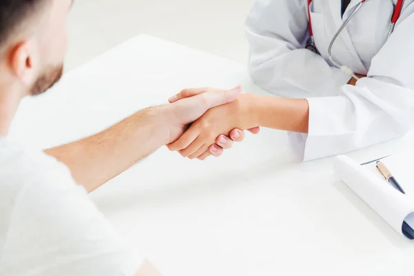 Woman Doctor and Male Patient in Hospital Office — Stock Photo, Image