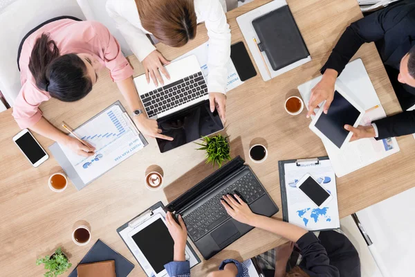 Gente de negocios en reunión de grupo en la oficina. — Foto de Stock