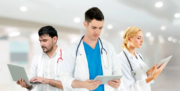 Médico Profissional Que Trabalha Consultório Hospitalar Clínica Com Outros Médicos — Fotografia de Stock