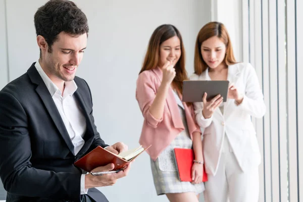 Empresario leyendo libro en oficina de negocios . — Foto de Stock