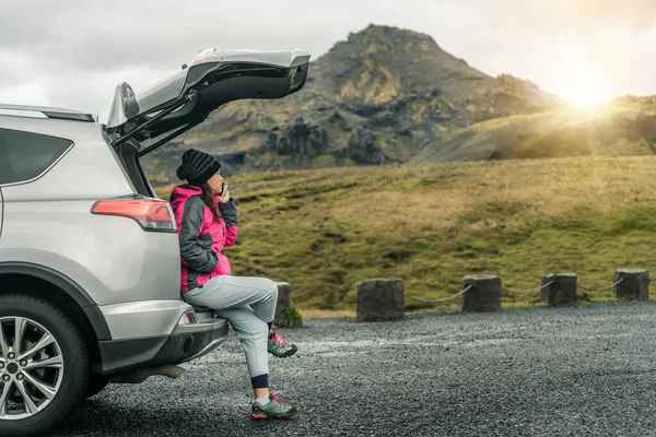 Mulher viagens turísticas de carro SUV na Islândia. — Fotografia de Stock