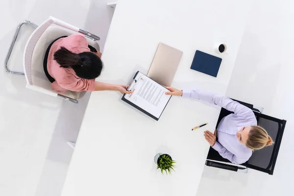 Duas jovens empresárias se reúnem para entrevista. — Fotografia de Stock