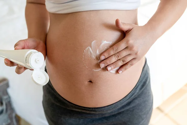 Felice donna incinta e in attesa di bambino a casa. — Foto Stock