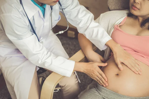 Donna incinta e ginecologo medico presso l'ospedale — Foto Stock