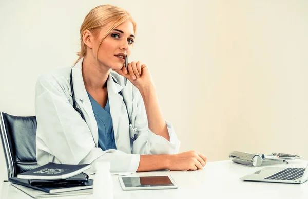 Médico en el hospital trabajando en informe médico . — Foto de Stock