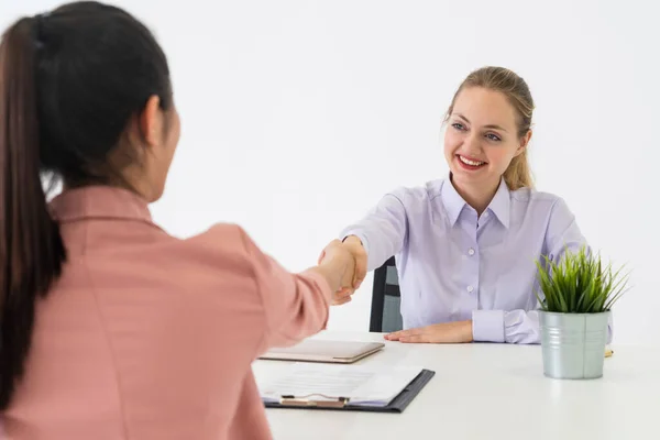 Duas jovens empresárias se reúnem para entrevista. — Fotografia de Stock