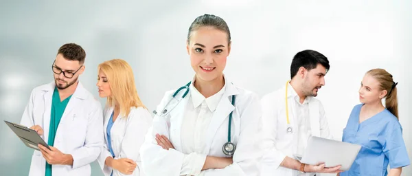 Medico Professionista Che Lavora Nello Studio Ospedaliero Clinica Con Altri — Foto Stock