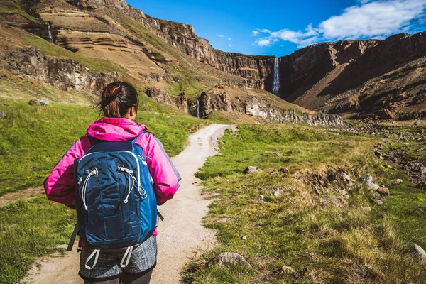 Caminhadas de viajantes em Hengifoss Waterfall, Islândia . — Fotografia de Stock