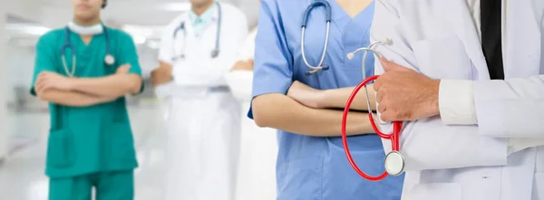 Médico que trabalha no hospital com outros médicos . — Fotografia de Stock