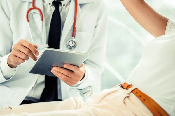 Medico maschile e paziente femminile in ospedale ufficio — Foto Stock