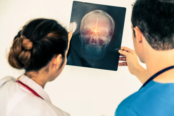 Doctora Que Mira Una Radiografía Una Lesión Cabeza Paciente Mientras — Foto de Stock