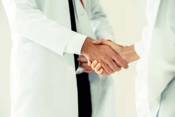 病院の医師は別の医師と握手 — ストック写真