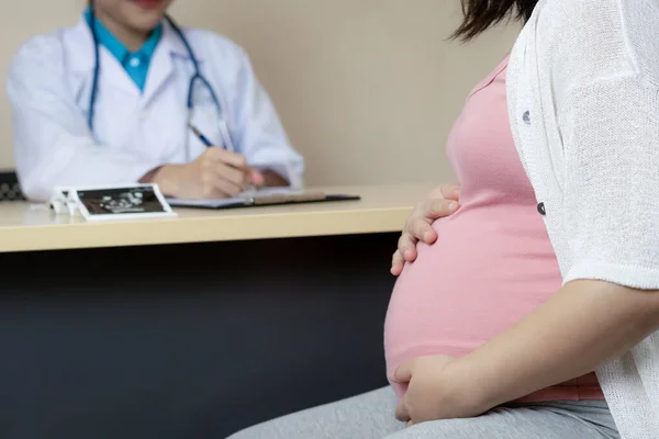 Mujer embarazada y médico ginecólogo en el hospital — Foto de Stock