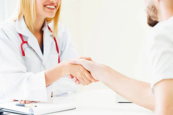 Medico stringere la mano con il paziente in ospedale . — Foto Stock