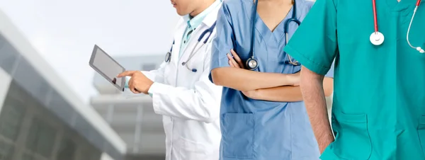 Médico que trabalha no hospital com outros médicos . — Fotografia de Stock