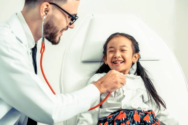 Médico examinando pequeño niño feliz en el hospital . — Foto de Stock