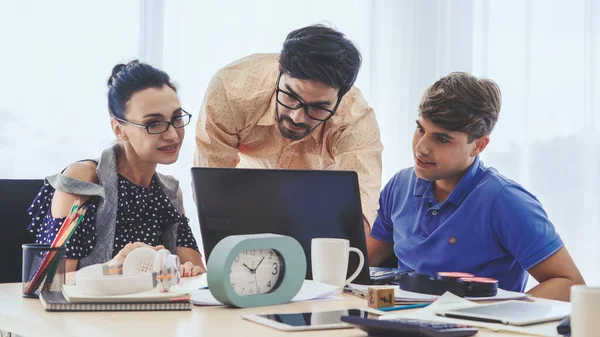 Reunión de grupo de gente de negocios creativa oficina. — Foto de Stock