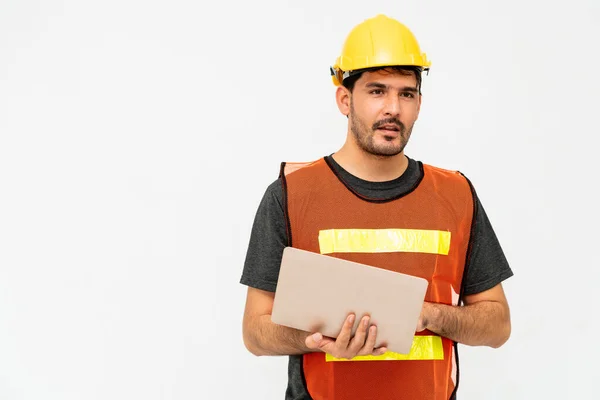 Bauarbeiter steht auf weißem Hintergrund. — Stockfoto