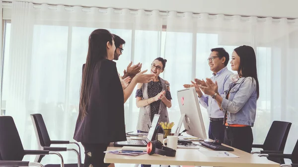 Gruppo Uomini Affari Successo Che Celebra Successo Del Progetto Ufficio — Foto Stock