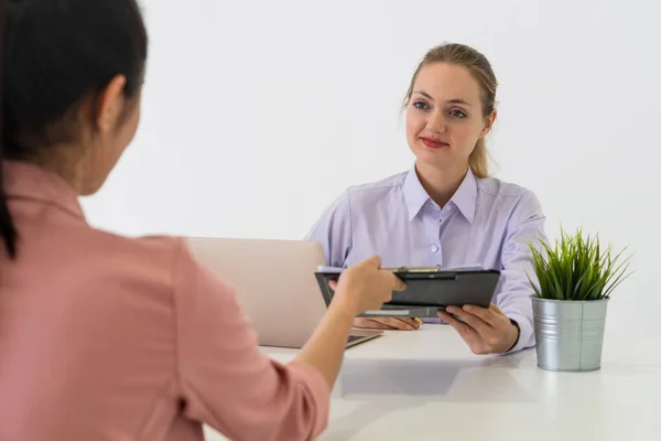 Deux jeunes femmes d'affaires se rencontrent pour une interview. — Photo