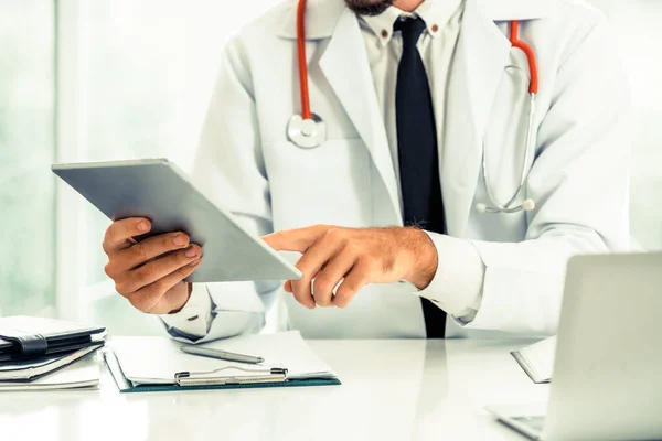 Medico che lavora su tablet in ospedale . — Foto Stock