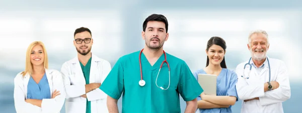 Medico Professionista Che Lavora Nello Studio Ospedaliero Clinica Con Altri — Foto Stock