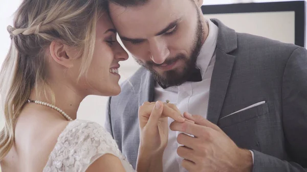 Noiva e noivo no vestido de noiva preparar cerimônia . — Fotografia de Stock