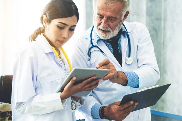 Médicos que trabajan con tableta en el hospital . —  Fotos de Stock