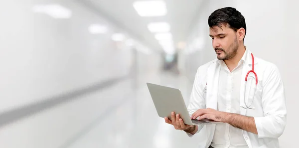 Médico usando computador portátil no hospital. — Fotografia de Stock