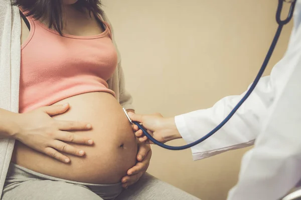 Těhotná žena a gynekolog lékař v nemocnici — Stock fotografie